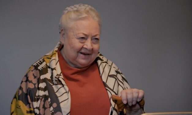 „Nem is akarom elengedni, hozzátartozik az életemhez” – 26 évesen halt meg Molnár Piroska fia, a színésznő a tragédia másnapján színpadra állt
