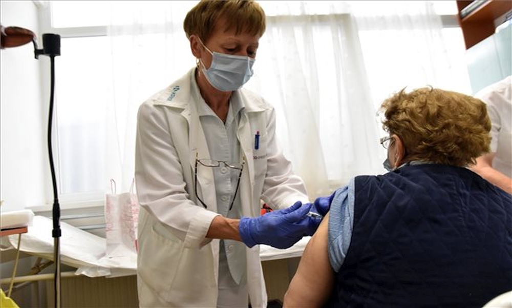 Továbbra is elkeserítőek a számok: elhunyt 253 beteg, és több mint 1500-an vannak lélegeztetőgépen