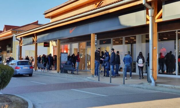 Senki ne menjen az IKEA-ba, annyian vannak, hogy már nem engedik be az vásárlókat – de máshol is tömeg van