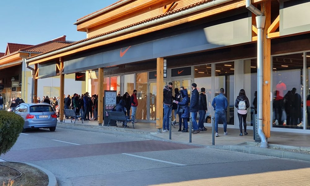 Senki ne menjen az IKEA-ba, annyian vannak, hogy már nem engedik be az vásárlókat – de máshol is tömeg van