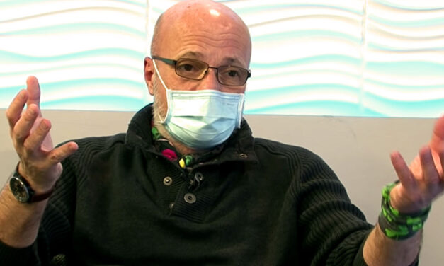„Az oltástagadókkal nem egyszerű dolog, mert galambbal sakkozni nagyon bonyolult” – Zacher Gábor kendőzetlenül vallott az egészségügyi állapotokról