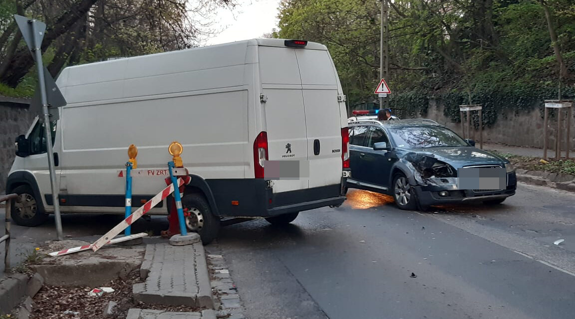 Beletolatott egy autóba ez a furgon a 2. kerületben – Az Audiban egy család utazott – Fotók a helyszínről