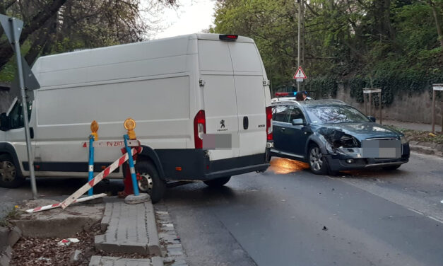 Beletolatott egy autóba ez a furgon a 2. kerületben – Az Audiban egy család utazott – Fotók a helyszínről