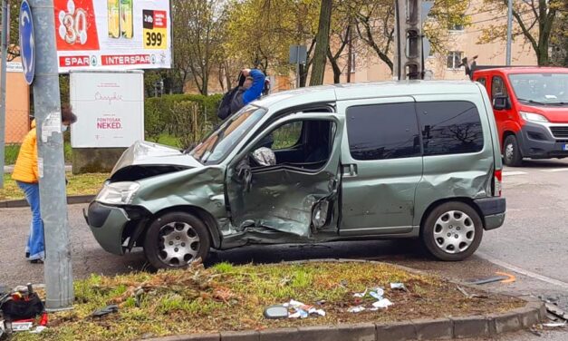 Fékezés nélkül berongyolt a BMW a körforgalomba, letarolta egy hölgy autóját, robbantak a légzsákok