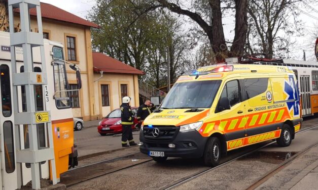 Pont akkor lett rosszul a férfi, amikor a villamos érkezet, a kocsik közé zuhant, tűzoltók emelték ki