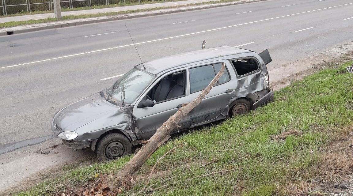 Hatalmas sebességgel érkezett majd a HÉV sínekre borult egy autó Csepelen – Egy gyerek is utazott az autóban – Fotók a helyszínről
