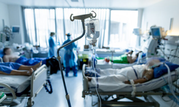 Fekete hétvége! 460-an haltak meg koronavírus miatt Magyarországon, az immunológus szerint be kell zárni a szórakozóhelyek és be kell tiltani a tömegrendezvényeket