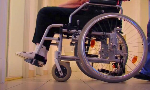 „Édesanyjától már annyi pénzt sem kapott, hogy ki tudjam fizessem a segítőimet” – elherdálta a teljesen lebénult Tamás 164 milliós kártérítését a férfi családja