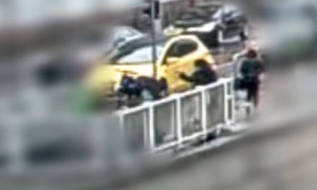 Kiraboltak egy idős bácsit a Corvin-negyedben: Többen is végignézték a 77 éves férfi és a fiatal nő dulakodását, de senki nem segített – videó