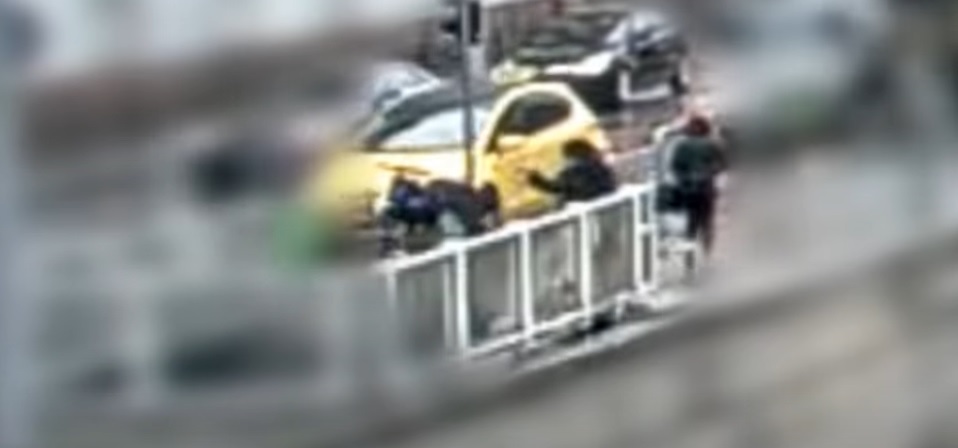 Kiraboltak egy idős bácsit a Corvin-negyedben: Többen is végignézték a 77 éves férfi és a fiatal nő dulakodását, de senki nem segített – videó
