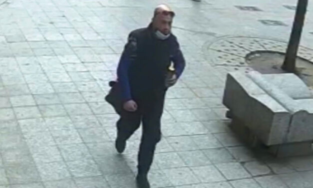 Feltörte az autót, kipakolta, majd a bekamerázott utcán, maszk nélkül próbált lelépni az idióta tolvaj