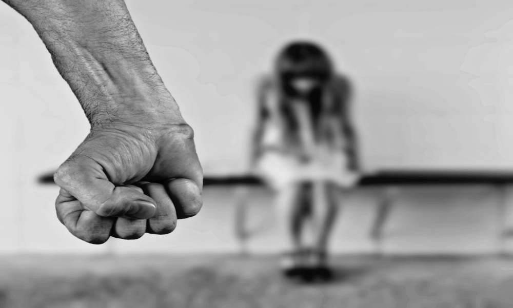 Iskolapszichológusnál derült ki, hogy nevelőapja 10 éves kora óta közeledett a lány felé