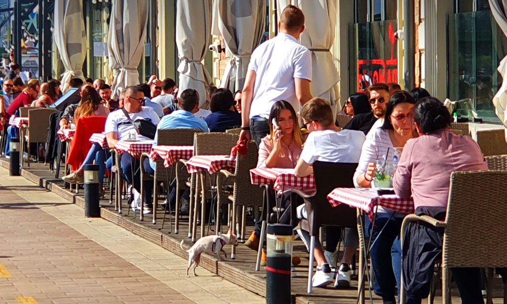 1 millió forintos bírságot kaphatnak, azok a vendéglátósok, akik nem kérik el a védettségi igazolványt, egy évre még a helyet is bezárhatják