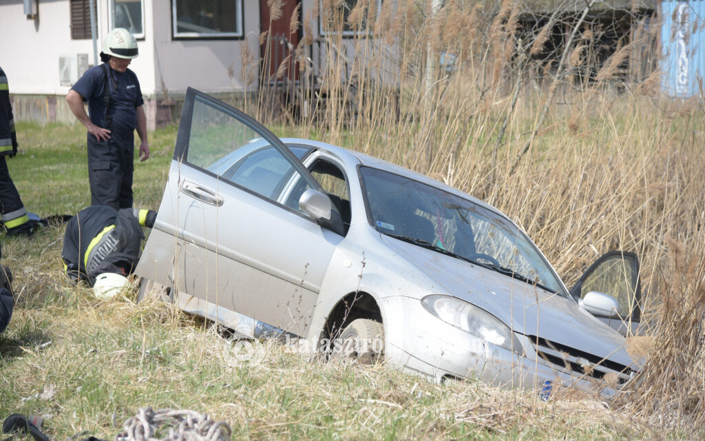 Saját kerti tavába zuhant autójával a férfi a 10. kerületben, hiába küzdöttek az életéért, nem tudták megmenteni