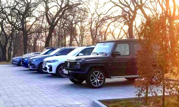 Orbán Viktor vejének turai luxusszállodájánál méregdrága autók parkolnak és egymilliós pezsgőt ihatnak a vendégek a járvány idején is