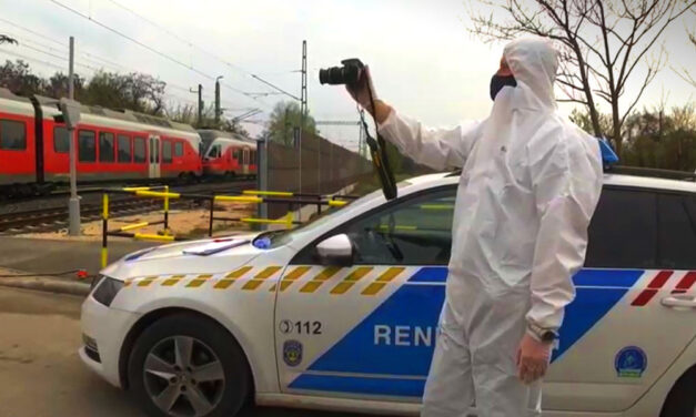 „Botondot és hat testvérét terrorban nevelte Szilvia” – vonat elé ugrott és meghalt az édesanyja megölésével gyanúsított férfi, a rokonok a férfi felmentéséért szorítottak