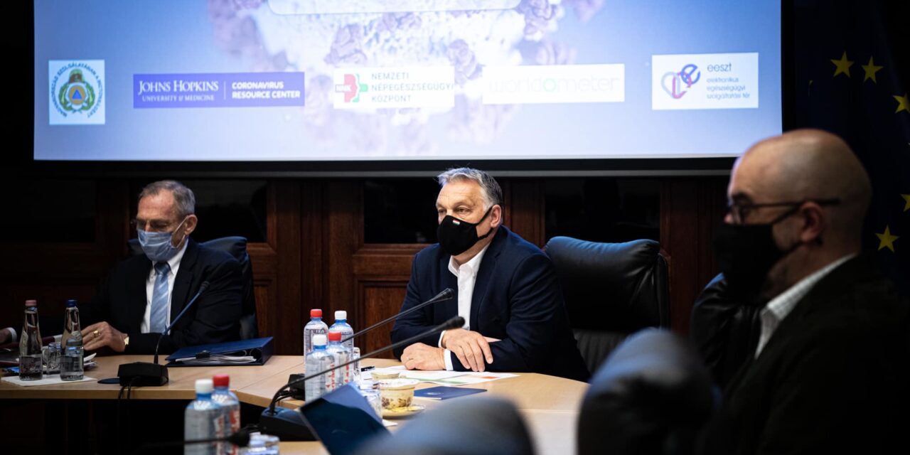 Orbán Viktor: „Az esetleges 3. oltáshoz szükséges vakcinát Magyarország már megrendelte, az már itt van a zsákban”