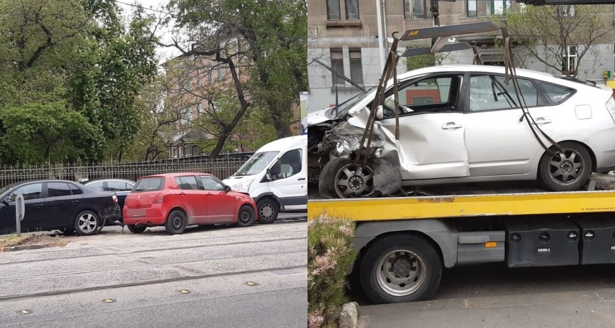 Felhajtott a járdaszigetre egy autós a Haller utca sarkán – Az autót vezető idős hölgy elvesztette az eszméletét – Nem ez volt az egyetlen baleset rövid időn belül