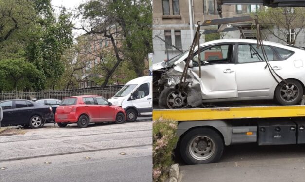 Felhajtott a járdaszigetre egy autós a Haller utca sarkán – Az autót vezető idős hölgy elvesztette az eszméletét – Nem ez volt az egyetlen baleset rövid időn belül