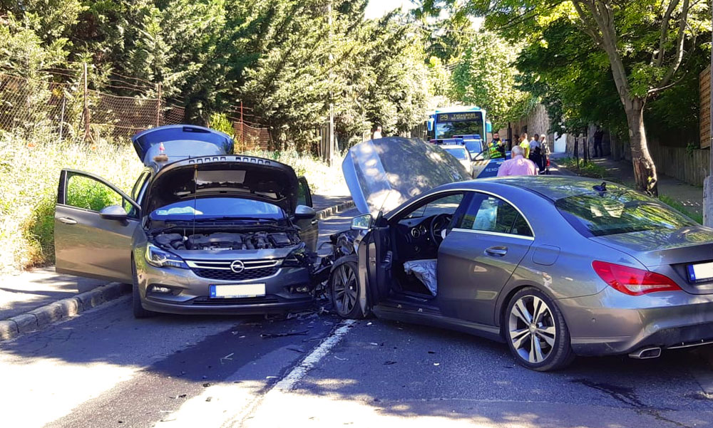 Robbantak a légzsákok, a semmiből előkerült egy Mercedes és frontálisan ütközött az Opellel, sokkot kapott a sofőr