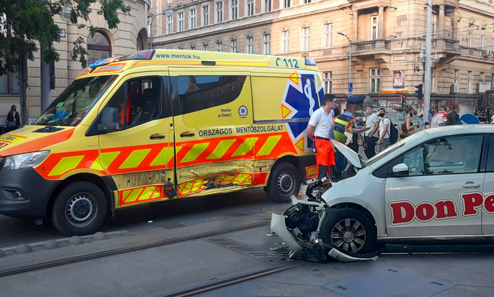 Don Pepe futár belerongyolt egy mentőautóba a Nyugati tér közelében