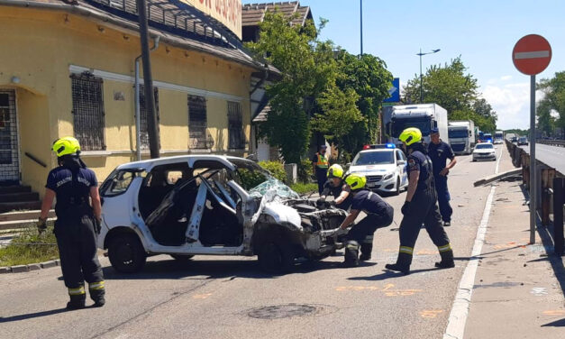 Átszakította a szalagkorlátot egy autó a Ferihegyi gyorsforgalmin, a baleset egy műanyag palack miatt történt