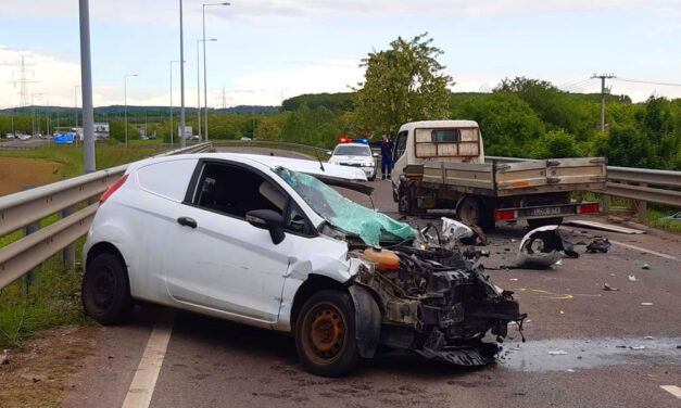 Ledarálta a Ford orrát a teherautó, feszítővágóval szedték ki a sofőrt, rengeteg vért vesztett