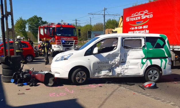Levágták a ruhát a súlyosan sérült motorosról a mentők az utcán, miután a szeretetszolgálat autójába csapódott