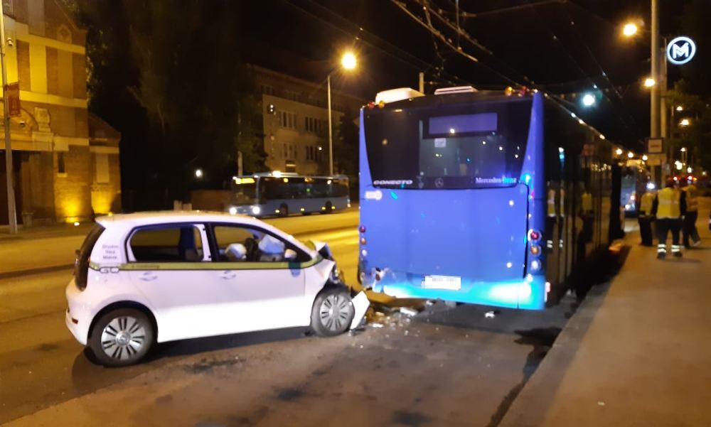 Nekirongyolt egy autómegosztós Volkswagen a Kerepesi úti végállomáson a 95-ös busz hátuljának – fotók