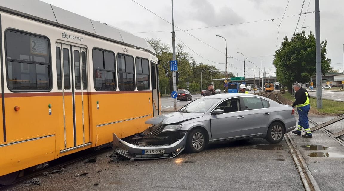 Villamossal ütközött egy autó Ferencvárosban, a jármű sofőrje a piros jelzés ellenére kanyarodott