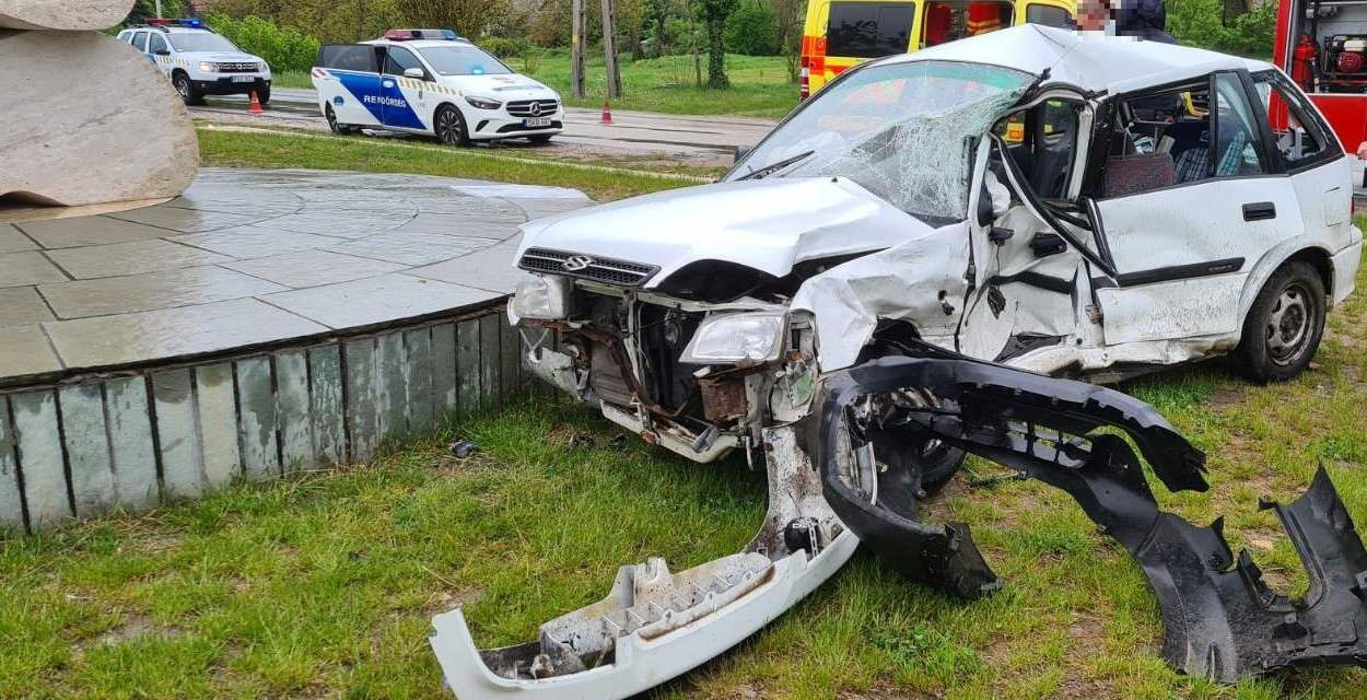 Kisbusz és egy személyautó karambolózott a 11-es főúton, egy pilismaróti férfi meghalt a balesetben