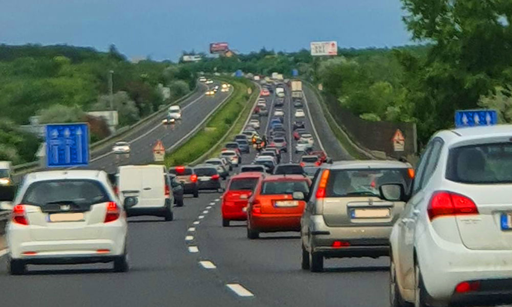 Vérlázító manőverek az autópályán: az osztrák nő hosszú kilométereken át szórakozott egy magyar autóssal. A rendőrök zárták le a „mókát”