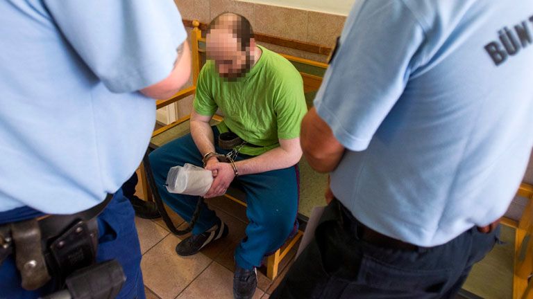 Bicskére költözne a kulcsi családírtó: H. Csanád édesapja, nagymamája, nagypapája és bátyja életét oltotta ki