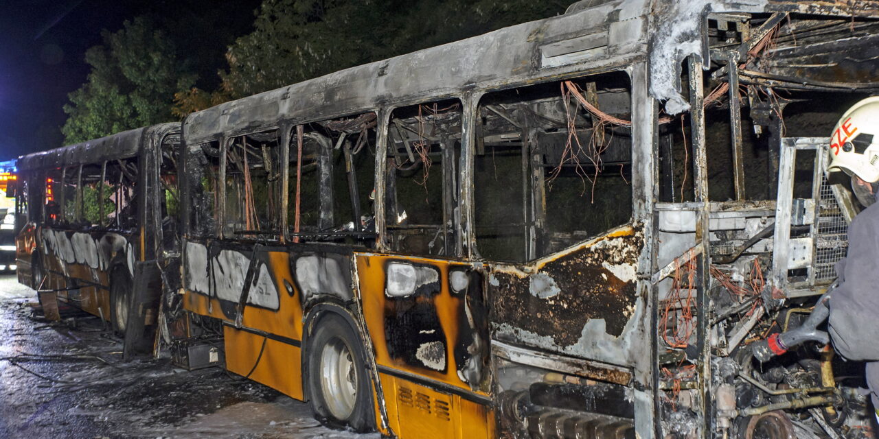 Sokkoló felvételek: teljesen kiégett egy busz az M7-esen, Érd közelében – Többen is utaztak rajta