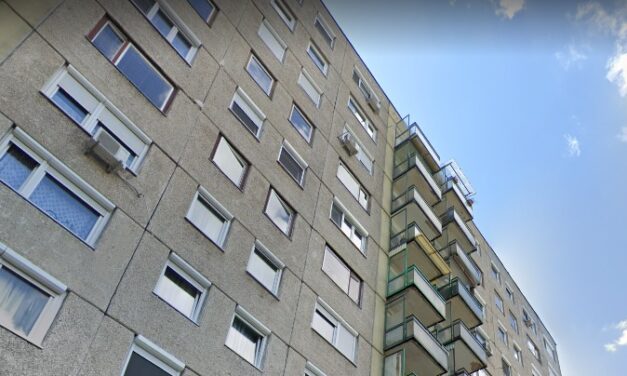 A tízemeletes ház tetőpárkányán ült egy férfi Kispesten, a rendőrök mentették meg az életét