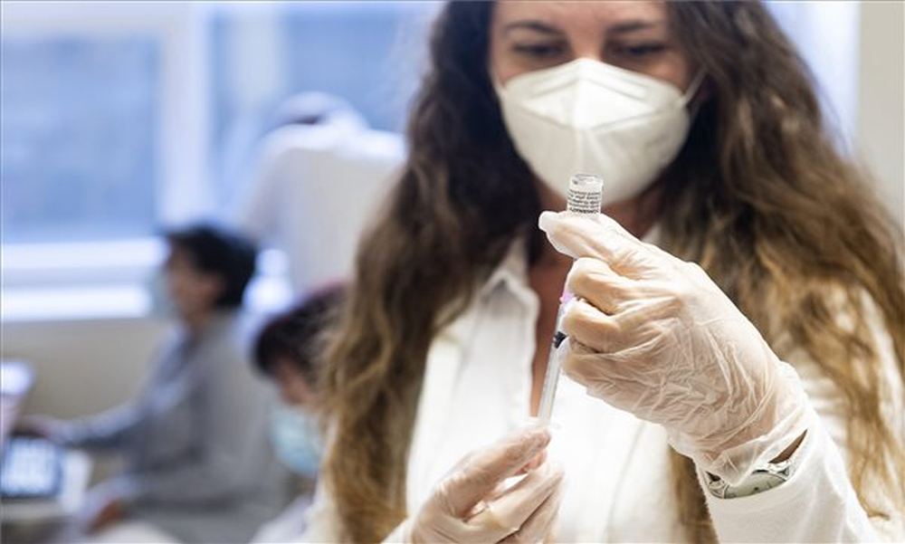 Koronavírus: 300 új fertőzöttet regisztráltak, elhunyt 24 beteg