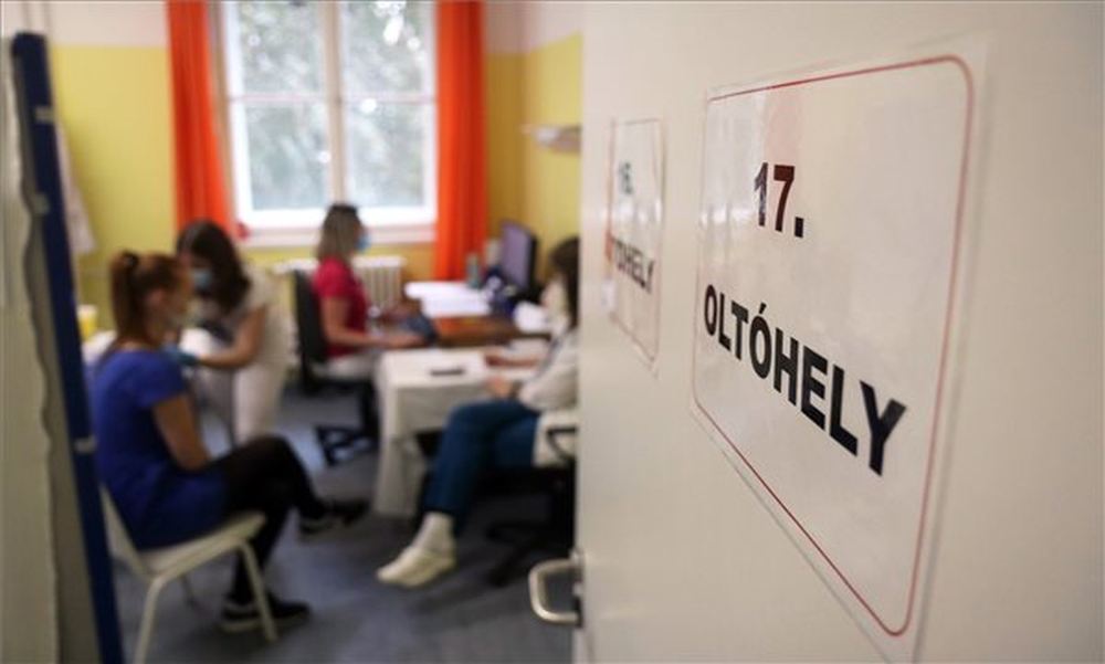 Rusvai Miklós: „El kell gondolkodni a negyedik oltás beadásán azoknak, akik még nem estek át a fertőzésen”
