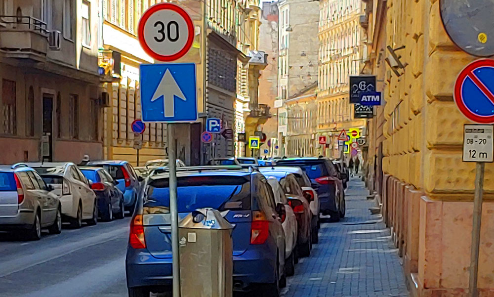 Kiakadtak a taxisok az erzsébetvárosi önkormányzat döntésén: szinte kitiltják az autósokat a vigalmi negyedből, kemény büntetést kaphat, aki ennek ellenére behajt