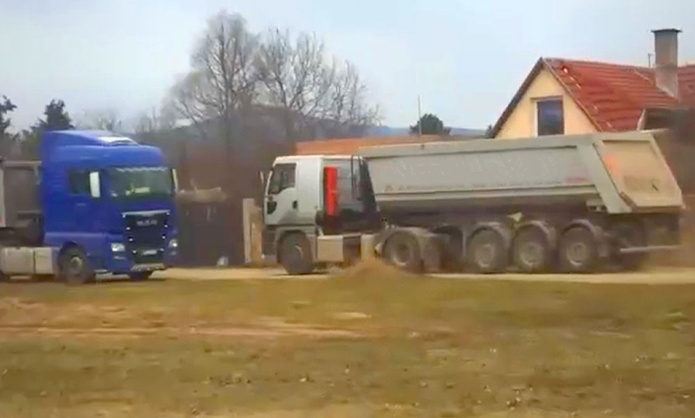 Dübörgő kamionforgalom, fojtogató porszennyezés – kavicsbánya nyílt a váci házak közelében, az ott élők dühösek és elkeseredettek