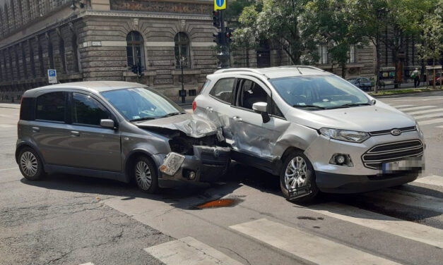Ford és Fiat  rohant egymásba az Andrássy-Izabella utca kereszteződésben, egy ember megsérült – Fotók a helyszínről