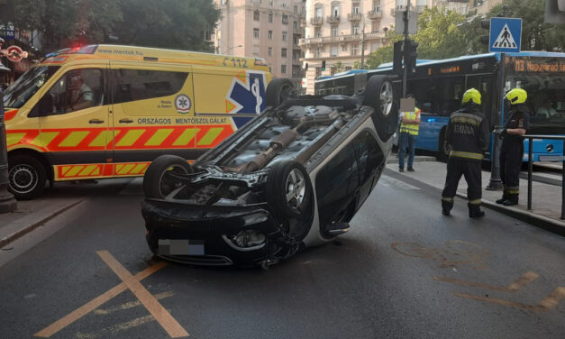 Tetejére borult egy autó az Astoriánál, korábban itt halt meg egy 17 éves fiatal – Sokkoló fotók a helyszínről