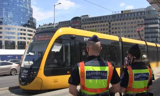 Nagyon sok a kéregető a fővárosi villamosokon, a BKK frissítette protokollját