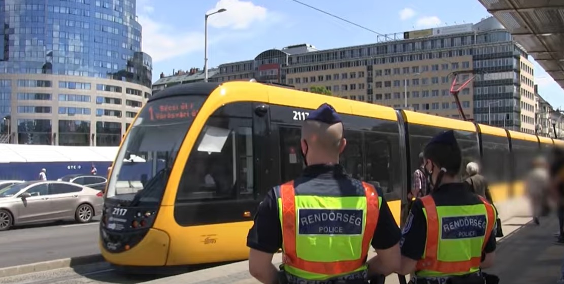 Nagyon sok a kéregető a fővárosi villamosokon, a BKK frissítette protokollját