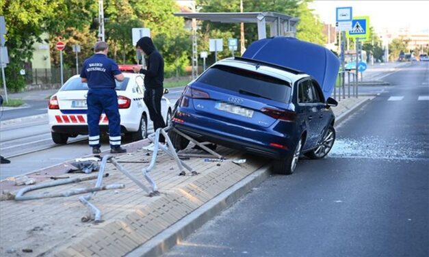 Villamosmegállóba csapódott egy autós a 19. kerületben, nem messze a balesettől pedig egy villamos is kisiklott – fotók