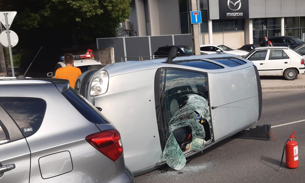 Oldalára borult egy Renault, a sofőr későn vette észre a gyalogost a zebrán