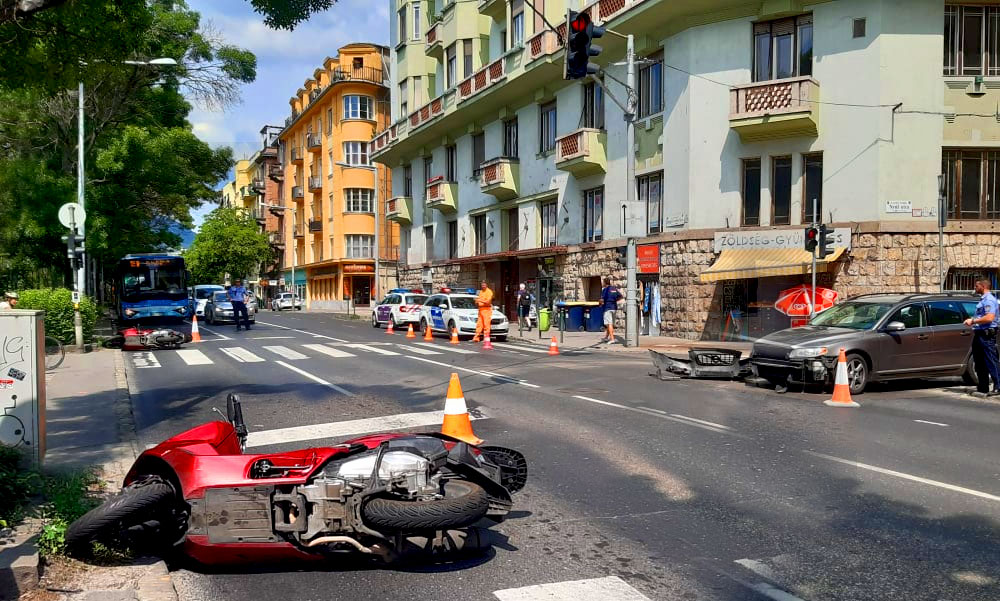 Motoros ételfutár ütközött egy Volvoval, leszakította az autó elejét