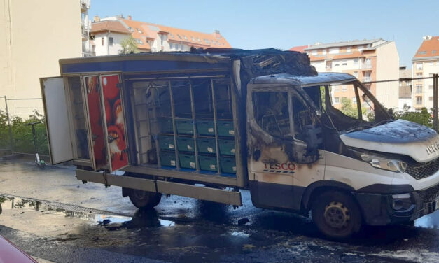 Kigyulladt a Tesco házhozszállító teherautója, a Mammutnál pedig egy autós felgyűrt egy tűzcsapot