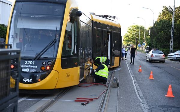Busszal ütközött, majd kisiklott egy villamos a Kolosy téren