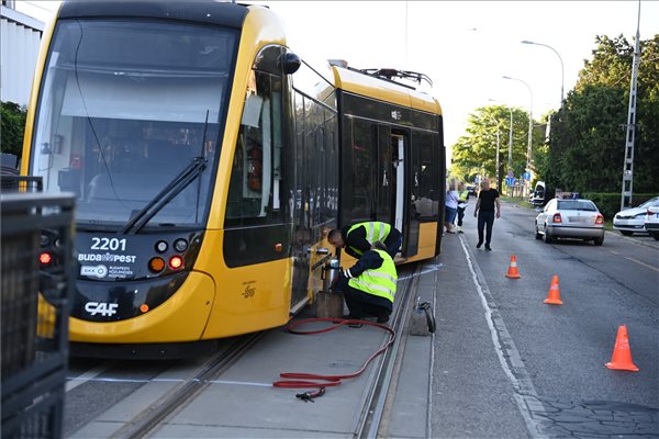 Busszal ütközött, majd kisiklott egy villamos a Kolosy téren