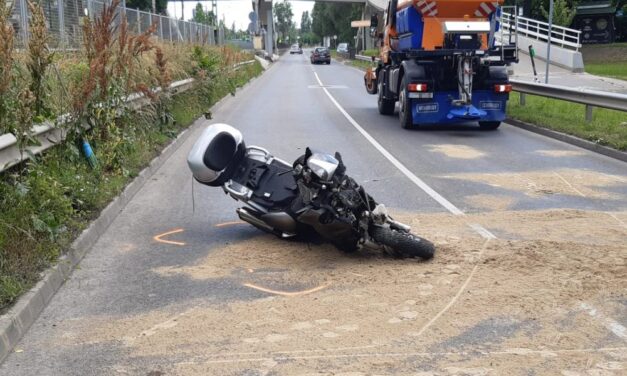 Brutális motorbaleset miatt visszafordítják az autósokat a Slachta Margit rakparton – fotók
